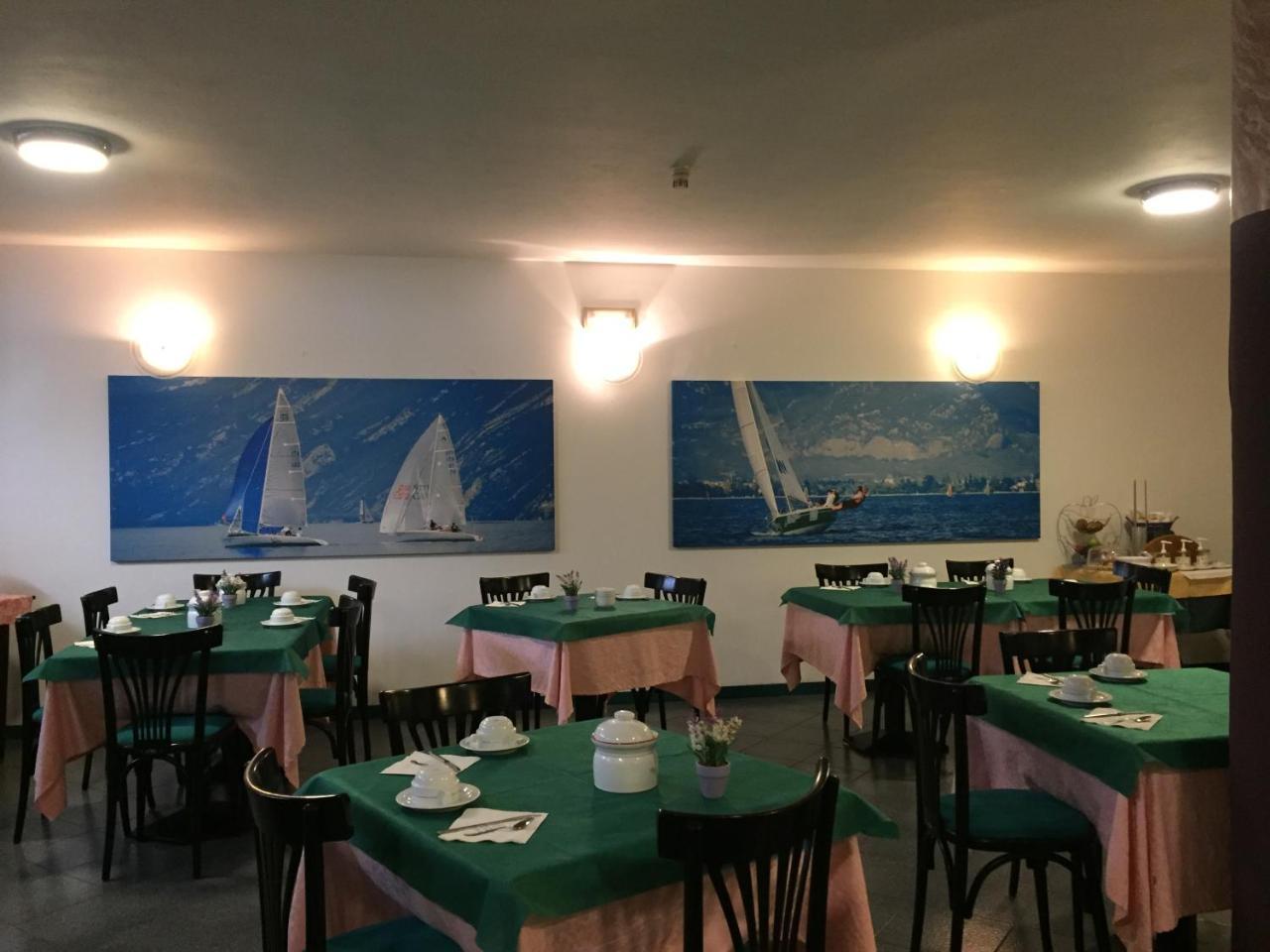 Hotel Plaza Дезенцано-дель-Гарда Екстер'єр фото